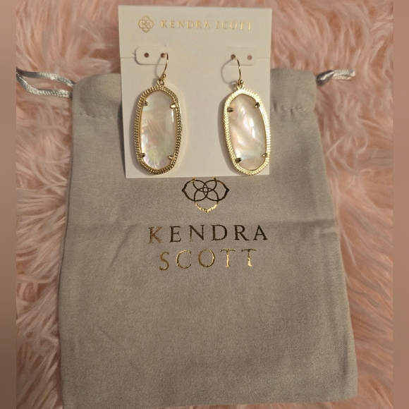 Kendra Scott Elle Gold Drop Earrings in Ivory Pearl. - Picture 5 of 14